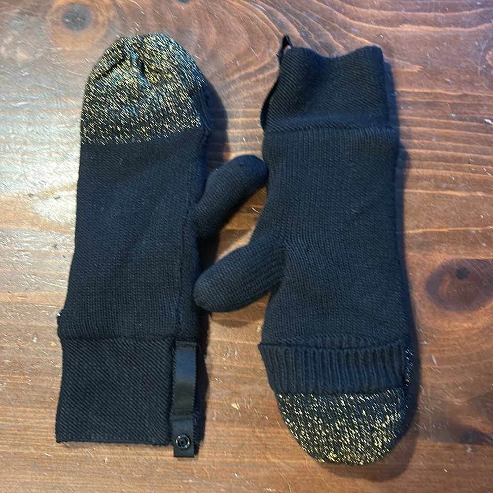 Lululemon Snow Amazing Mittens *Sherpa
Black / Gold rare fold over mitts gloves